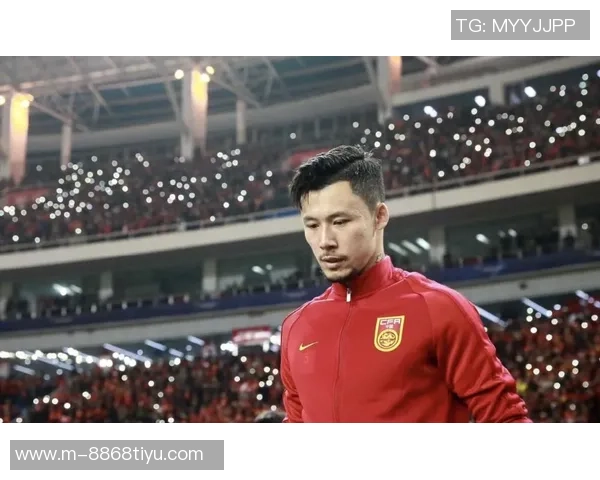 东体报道U22国足集训期间足协副主席许基仁亲临现场为球队加油助威